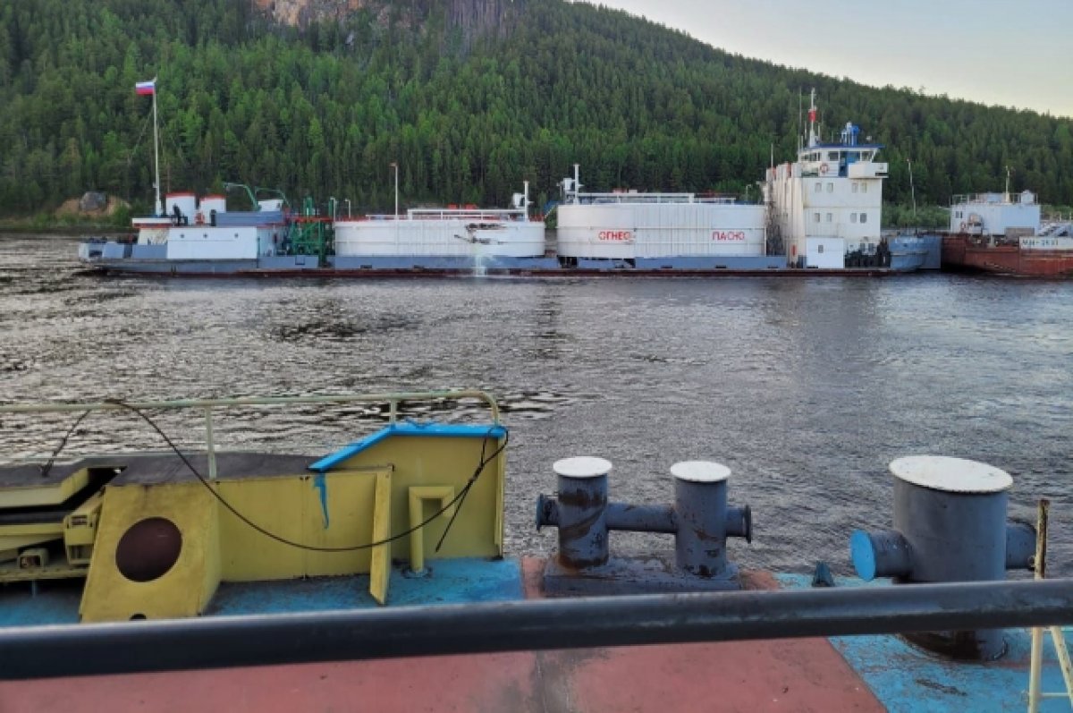Олекминский район Якутии начнет ежедневный мониторинг из-за разлива нефтепродуктов на реке Лене в Иркутской области