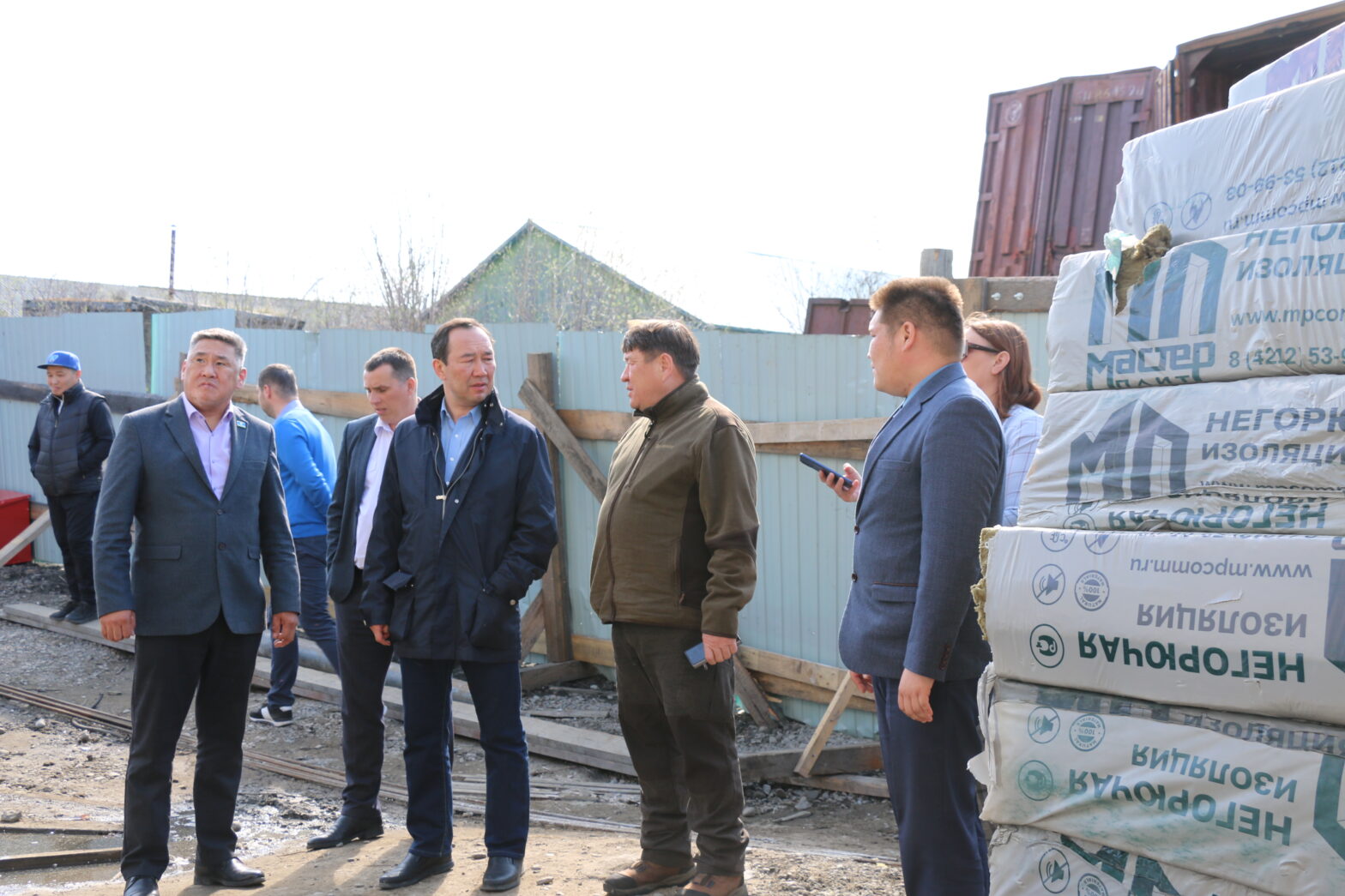 Глава Якутии проверил ход переселения граждан из аварийного жилья в Абыйском районе
