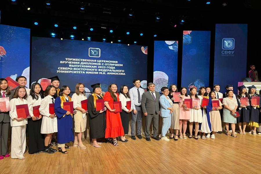 Порядка 300 выпускников СВФУ получили красные дипломы