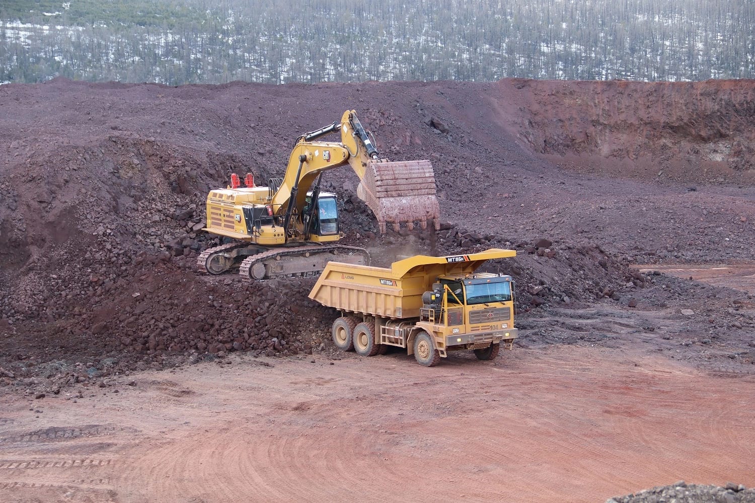 Местные специалисты добывают железную руду на месторождении Сиваглинское