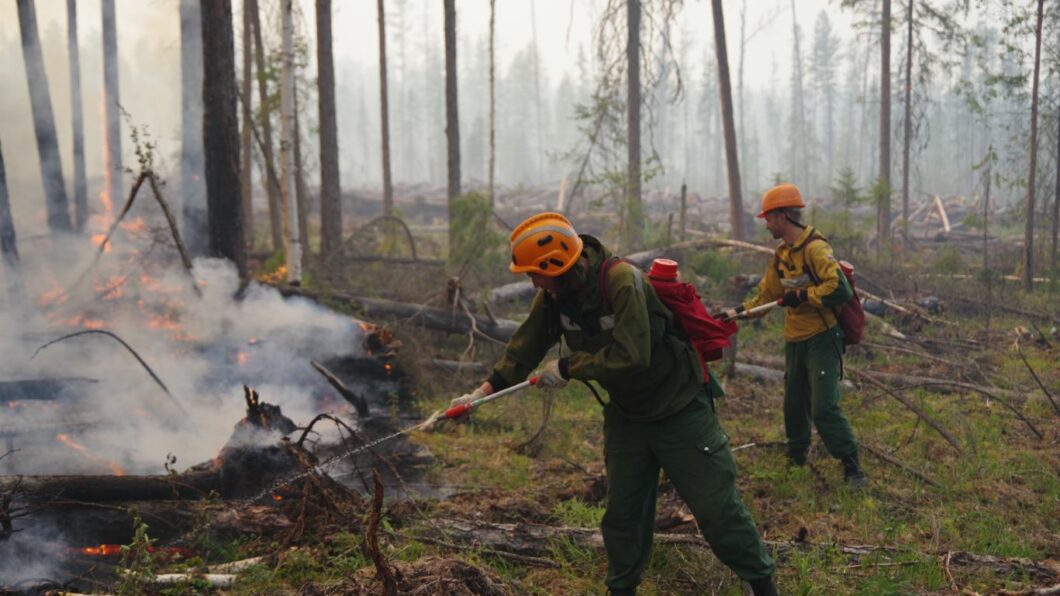 Четыре природных пожара действуют на территории Якутии