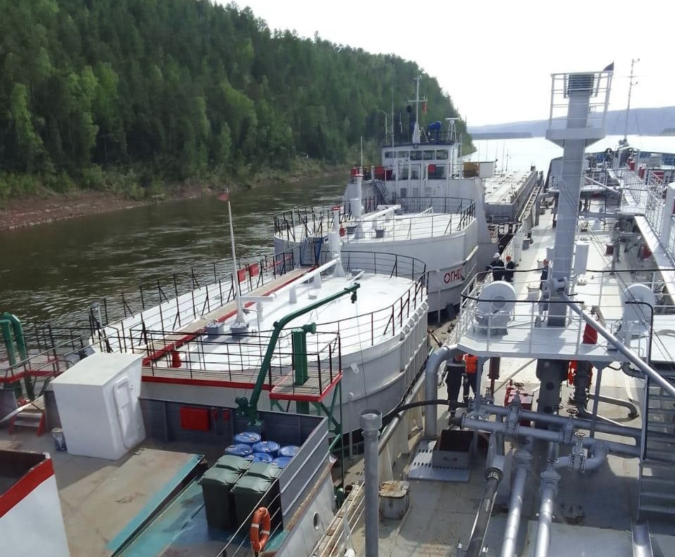 Перекачку нефтепродуктов ведут с поврежденного танкера «Ерофей Хабаров» в Якутии
