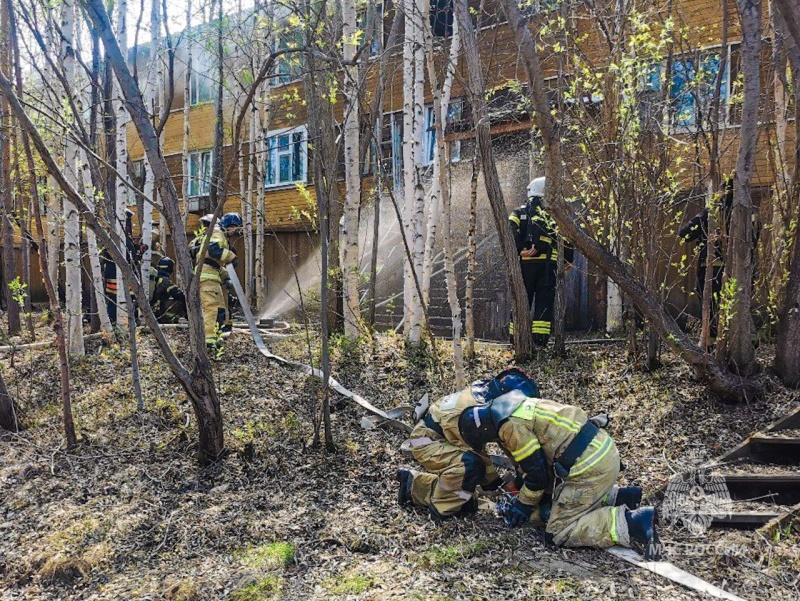 Огнеборцы спасли десять человек при пожаре в Мирном нестандартным подходом