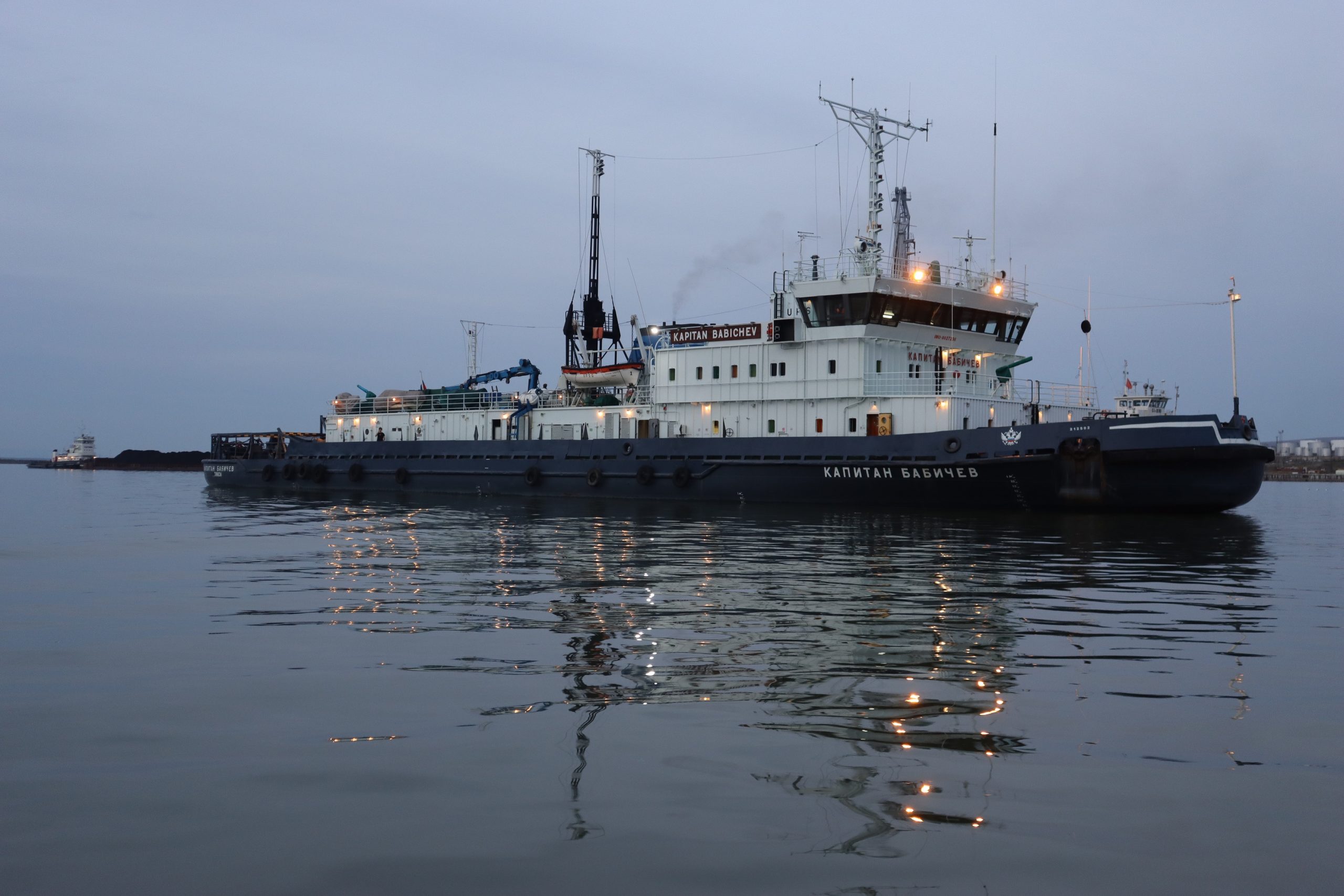 Семь судов задействовали в вызволении севшего на мель судна на реке Лена в Якутии