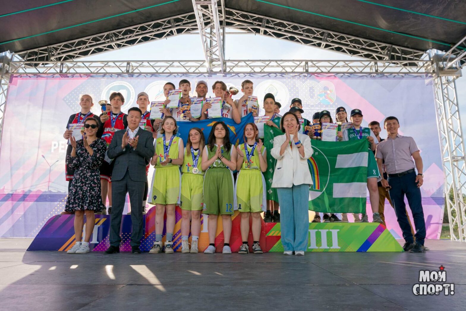 Легкоатлетов и баскетболистов спартакиады учащихся наградили в Якутске