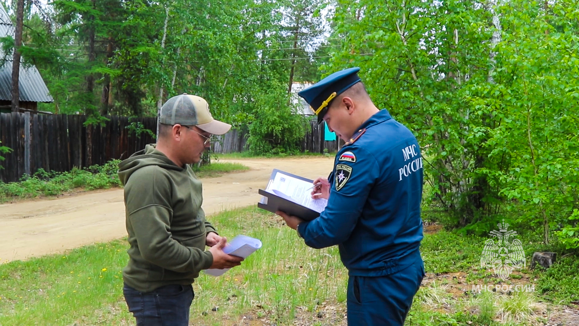 Специалисты МЧС России проводят внеплановые проверки на дачных участках в Якутске