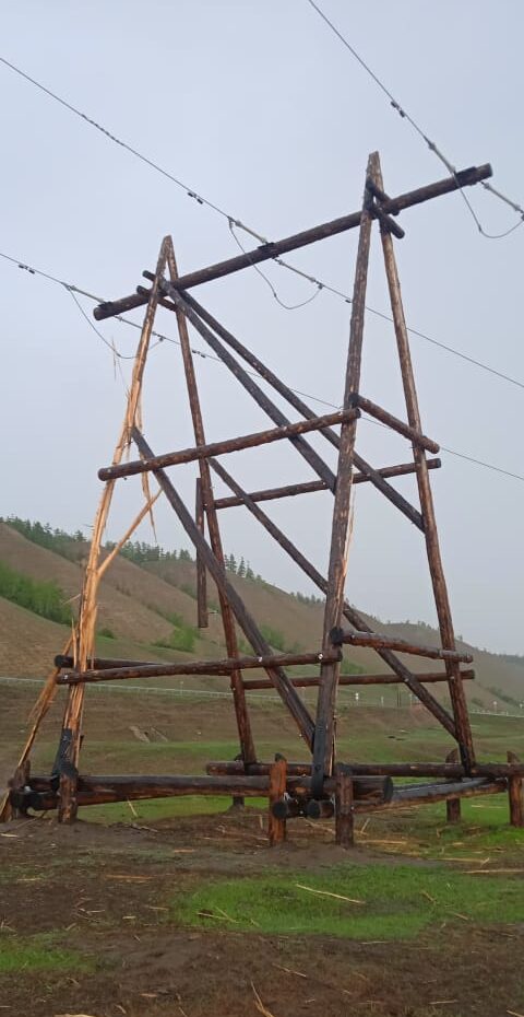 Гроза повредила деревянные опоры ЛЭП в Хангаласском районе Якутии