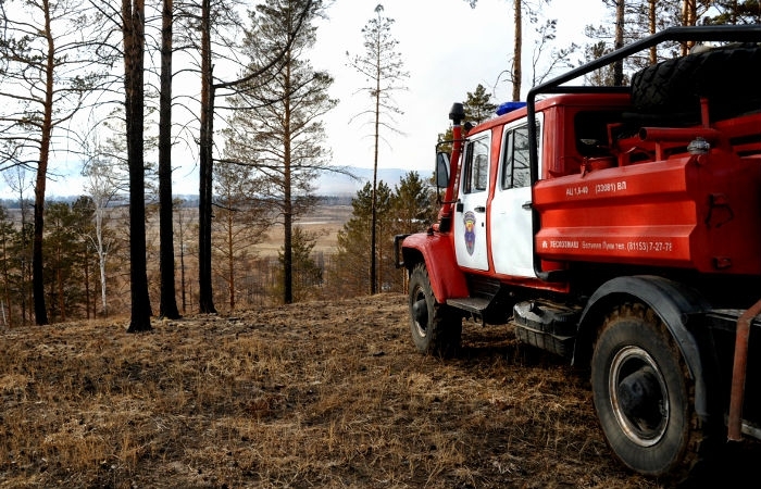 Огнеборцы тушат ландшафтный пожар в Абыйском районе Якутии