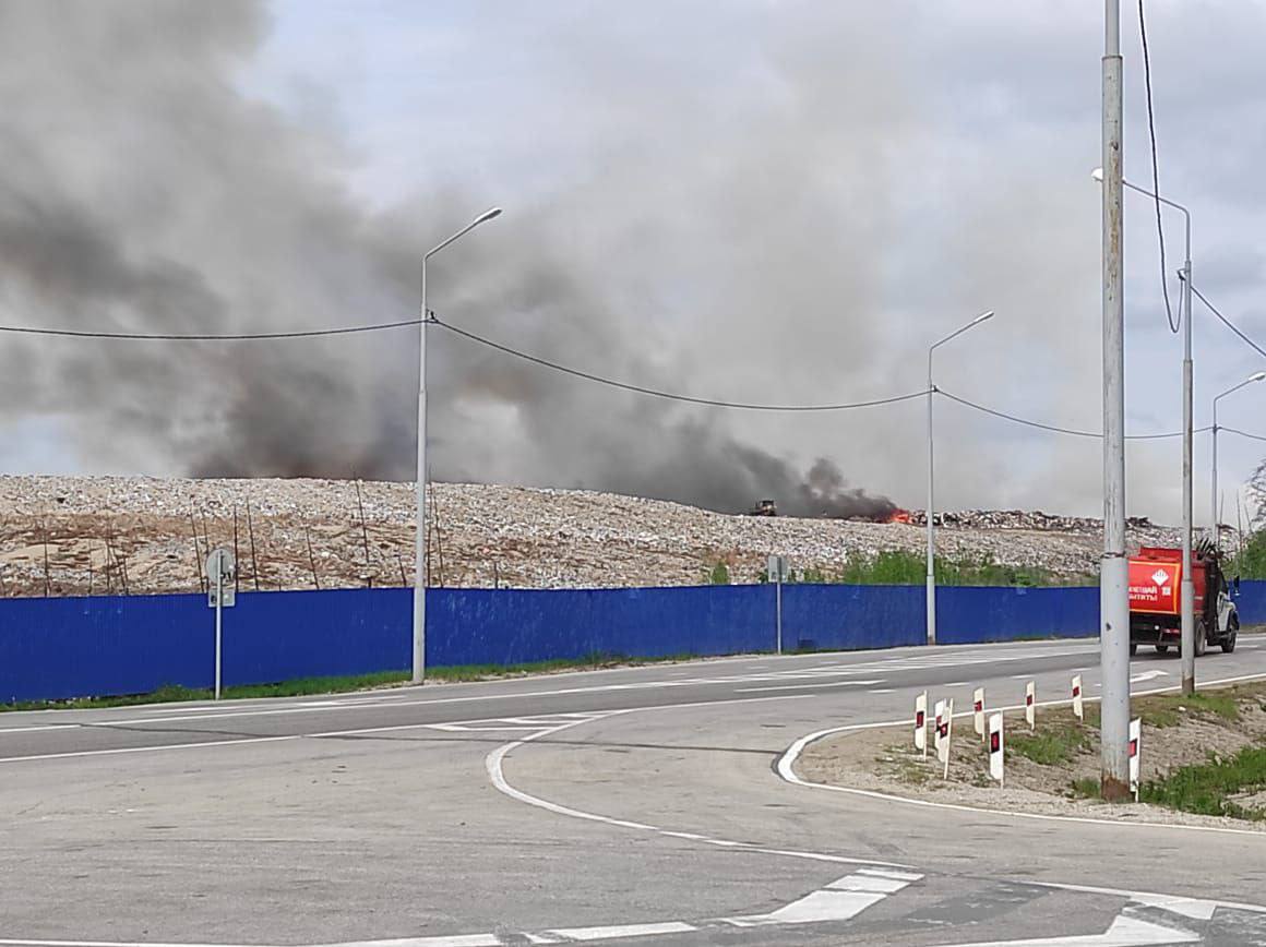 Специалисты локализовали пожар на мусорном полигоне в Якутске
