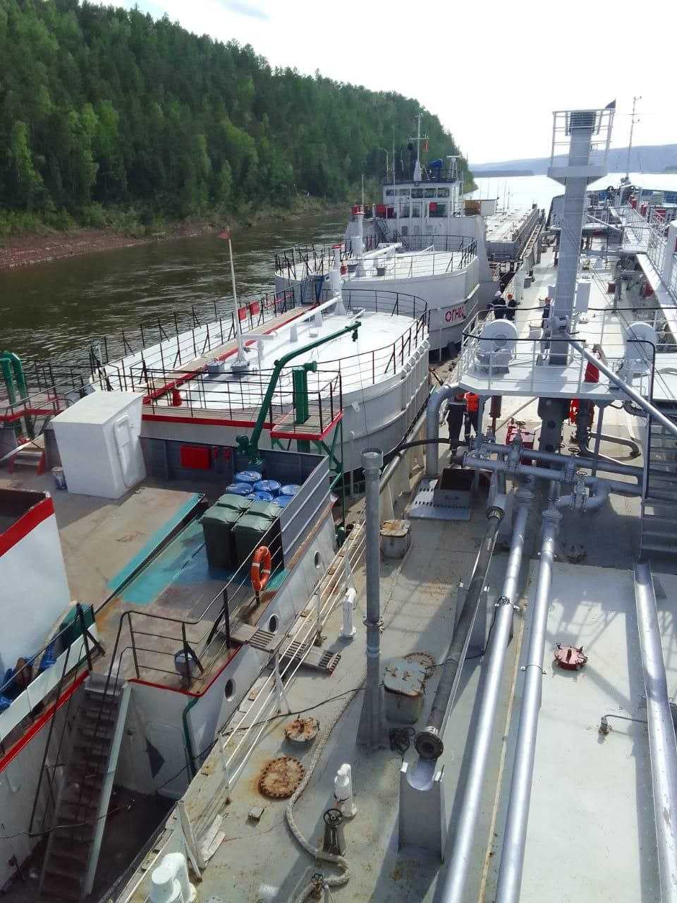 Перевалку нефтепродуктов с танкера «Ерофей Хабаров» закончили в Якутии