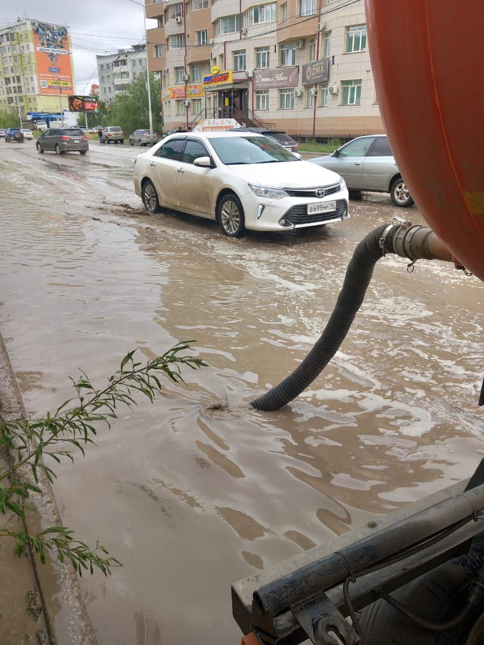 Более двух тысяч кубометров воды откачали с улиц Якутска
