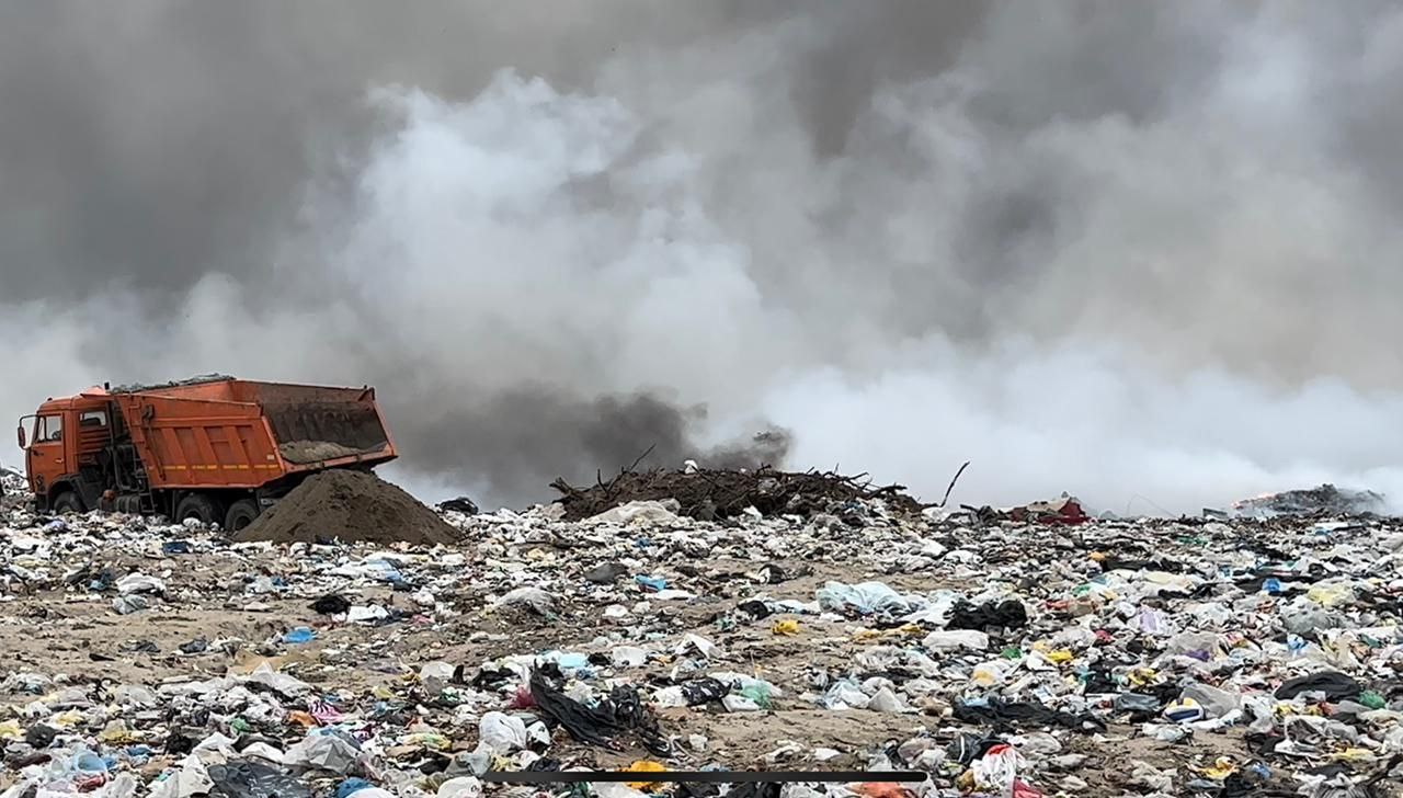 Работы по тушению пожара завершились на мусорном полигоне в Якутске