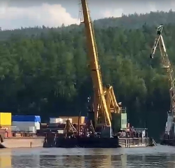 Перевалку груза объемом 920 тонн выполнили с севшего на мель судна «СК-2026» в Якутии