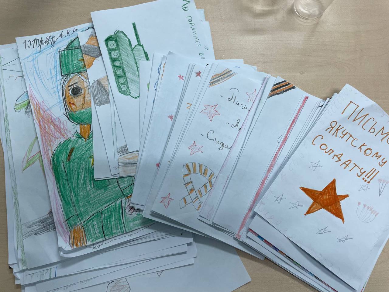 Воспитанники смены центра «Сосновый бор» написали письма участникам СВО