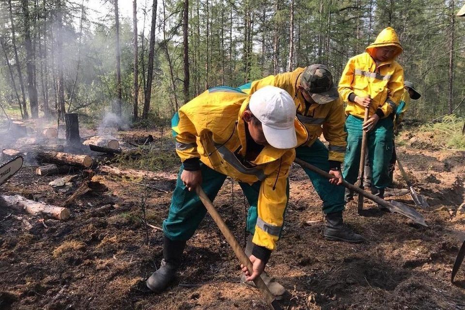 Три лесных пожара тушат в Якутии