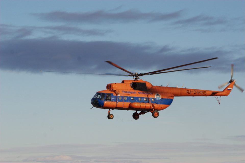Cпасатели вылетели на поиски вертолета, совершившего вынужденную посадку в Якутии