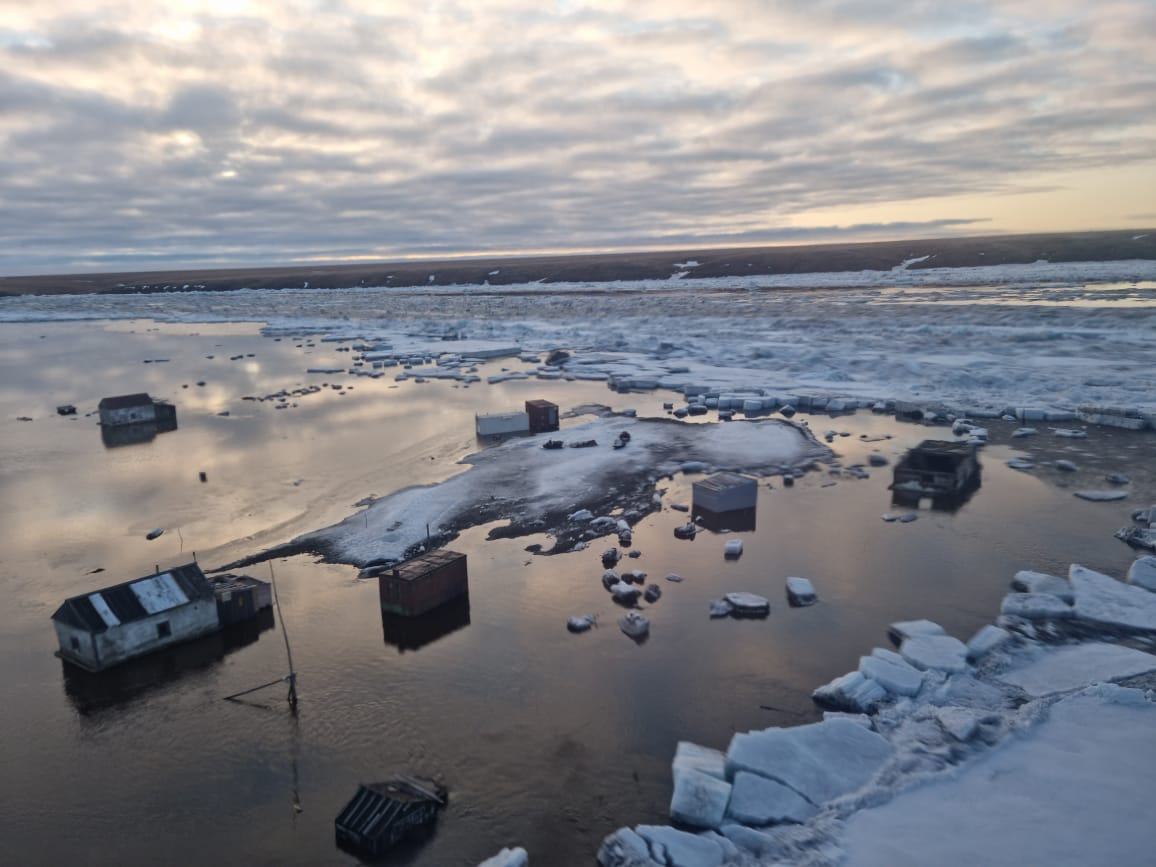Окруженные водой рыбаки в Якутии отказались от эвакуации
