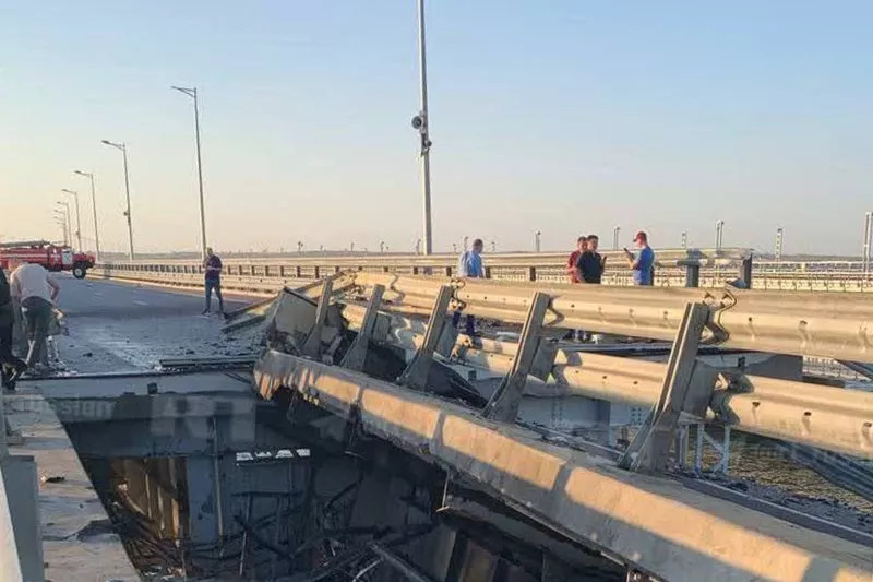 НАК: Украинскими беспилотными надводными аппаратами осуществлена атака на Крымский мост