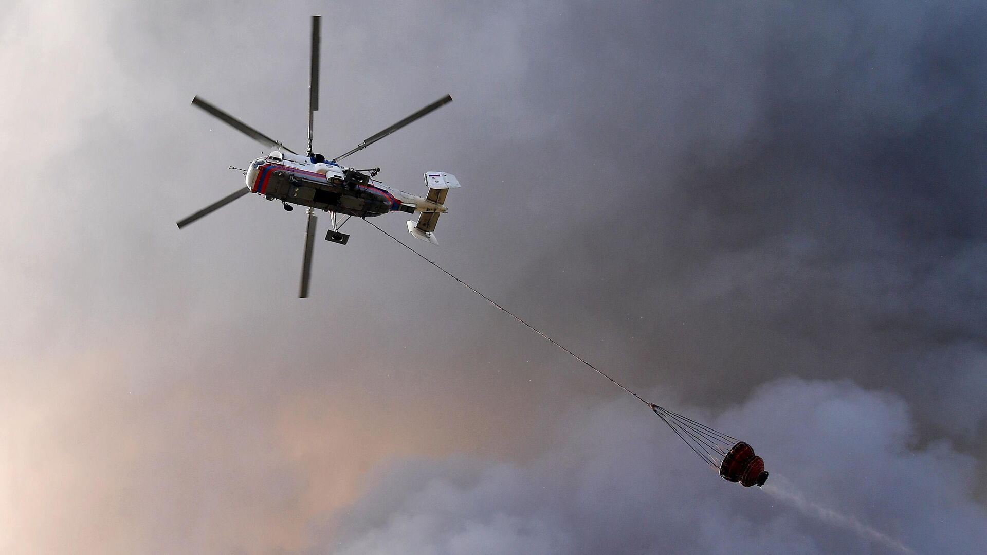 Два вертолета работают в борьбе с пожарами в Соболохе Момского района Якутии