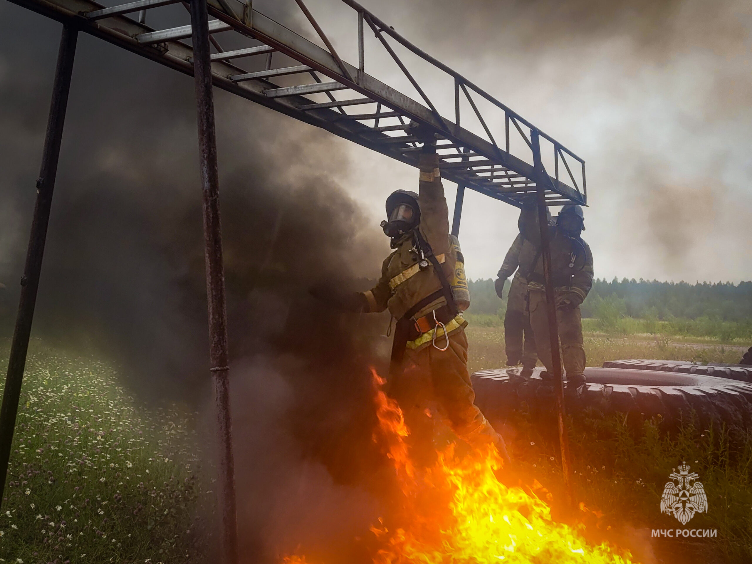 Алданские пожарные прошли подготовку на огневой полосе