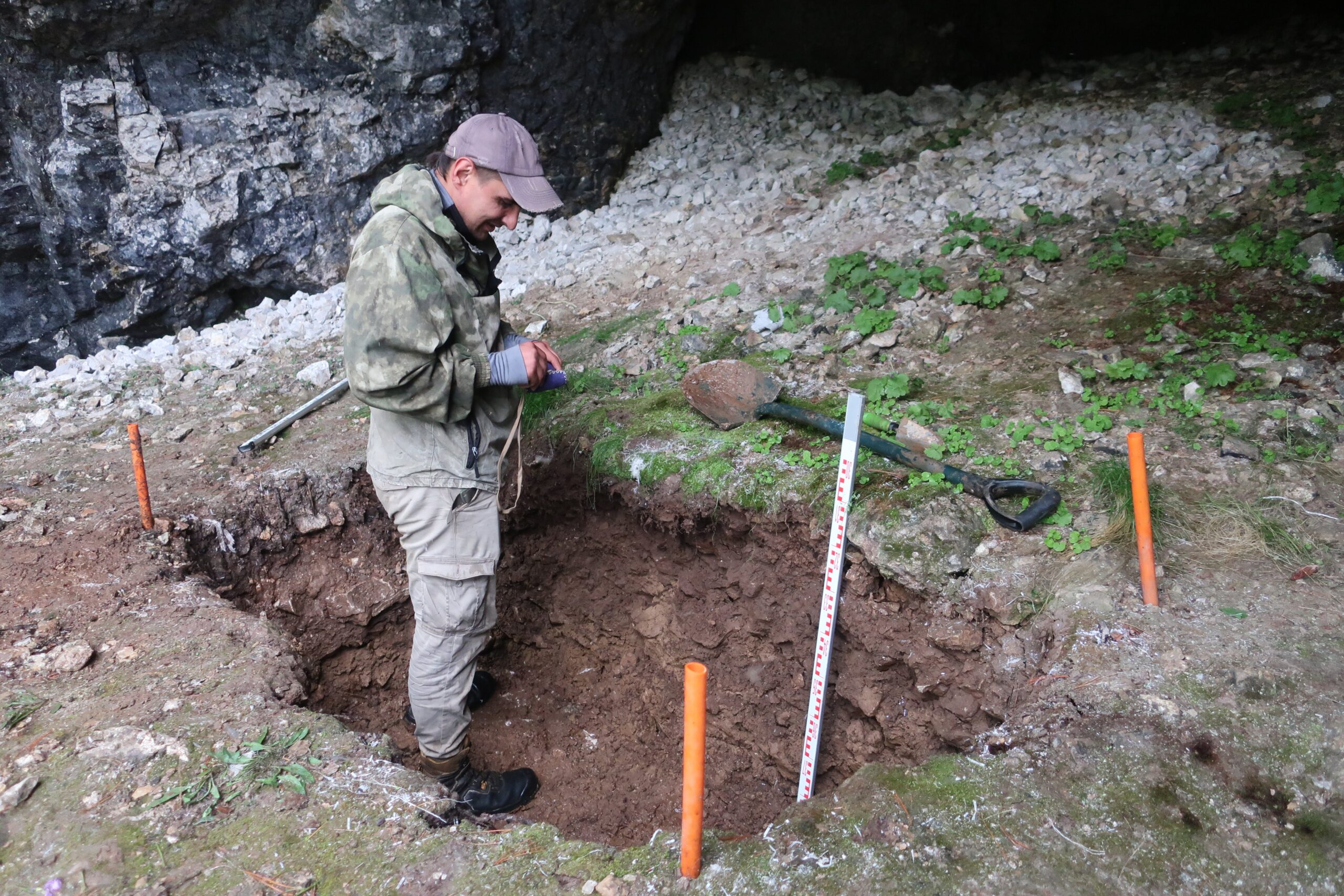 Якутские археологи исследуют пещеры реки Кадала в Ленском районе