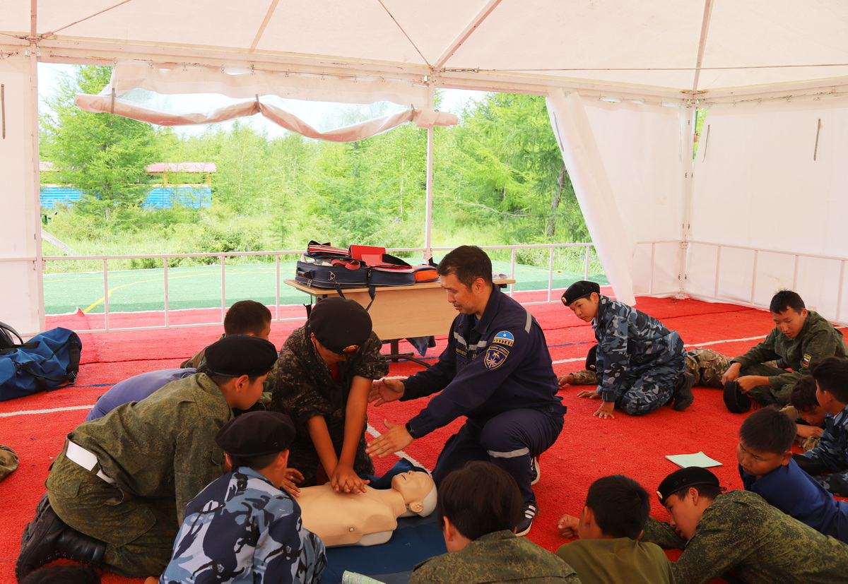 Спасатели провели мастер-класс для ребят из военно-спортивного лагеря «Атлант» в Горном районе Якутии