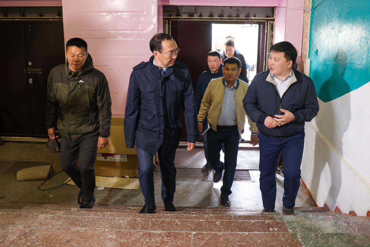 Глава Якутии проверил ход ремонта Арктической гимназии в Тикси