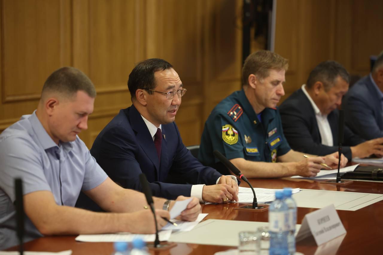 Айсен Николаев поручил нарастить силы на тушение пожаров на юго-востоке Якутии