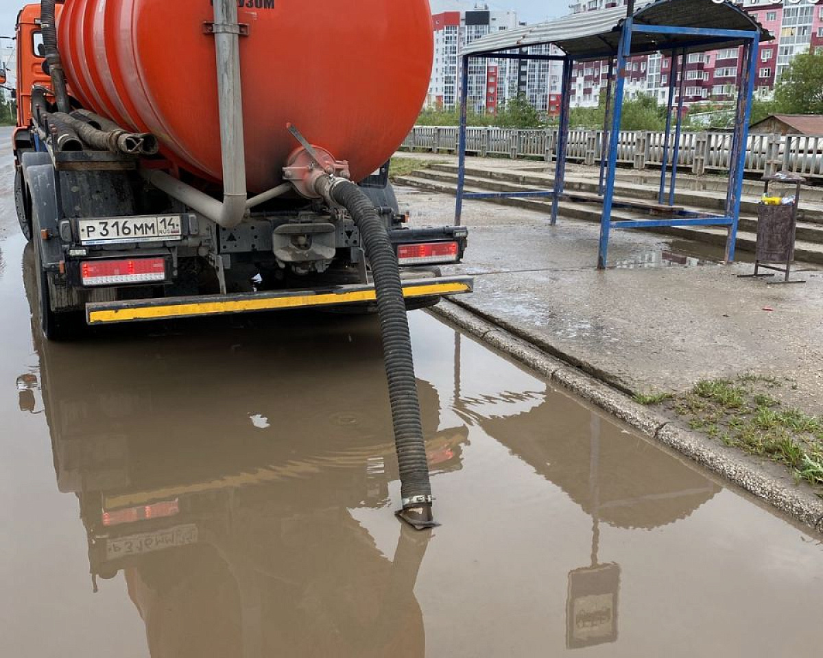 Более 10 тыс кубометров дождевой воды откачали в Якутске