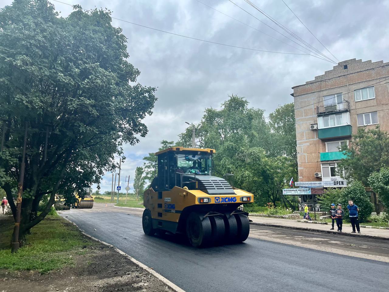 Специалисты Якутии ведут ремонт дорог в городе Кировское ДНР