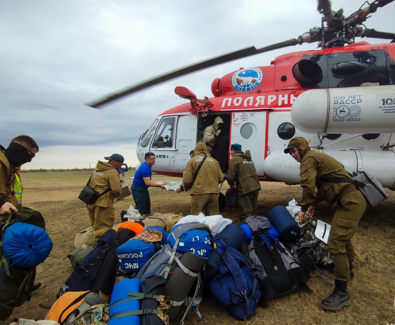 Сотрудники МЧС вылетели на защиту села Соболох Момского района Якутии от пожара
