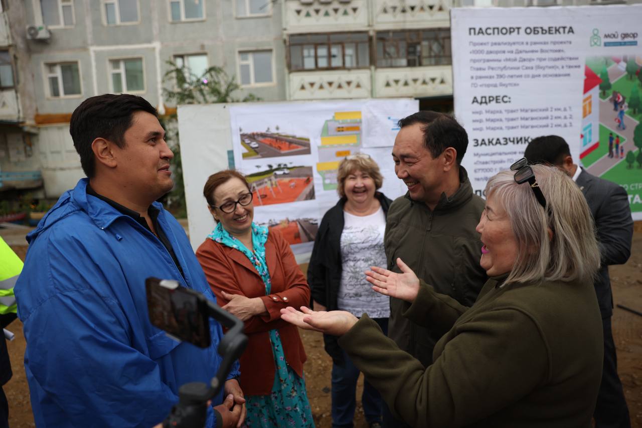 Айсен Николаев проверил качество благоустройства трех домов в Якутске