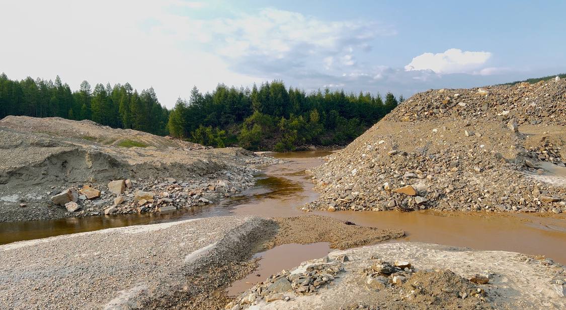 Пробы воды взяли из ручья Большой Неричи в Нерюнгринском районе Якутии для проверки наличия загрязнения 