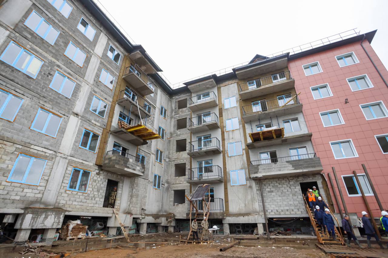 Глава Якутии проверил ход строительства многоквартирного дома в Чурапчинском районе