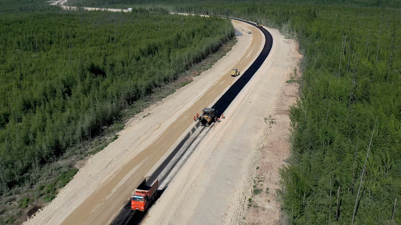 Устройство нижнего слоя автодороги начали на участке трассы А-360 «Лена» в Якутии