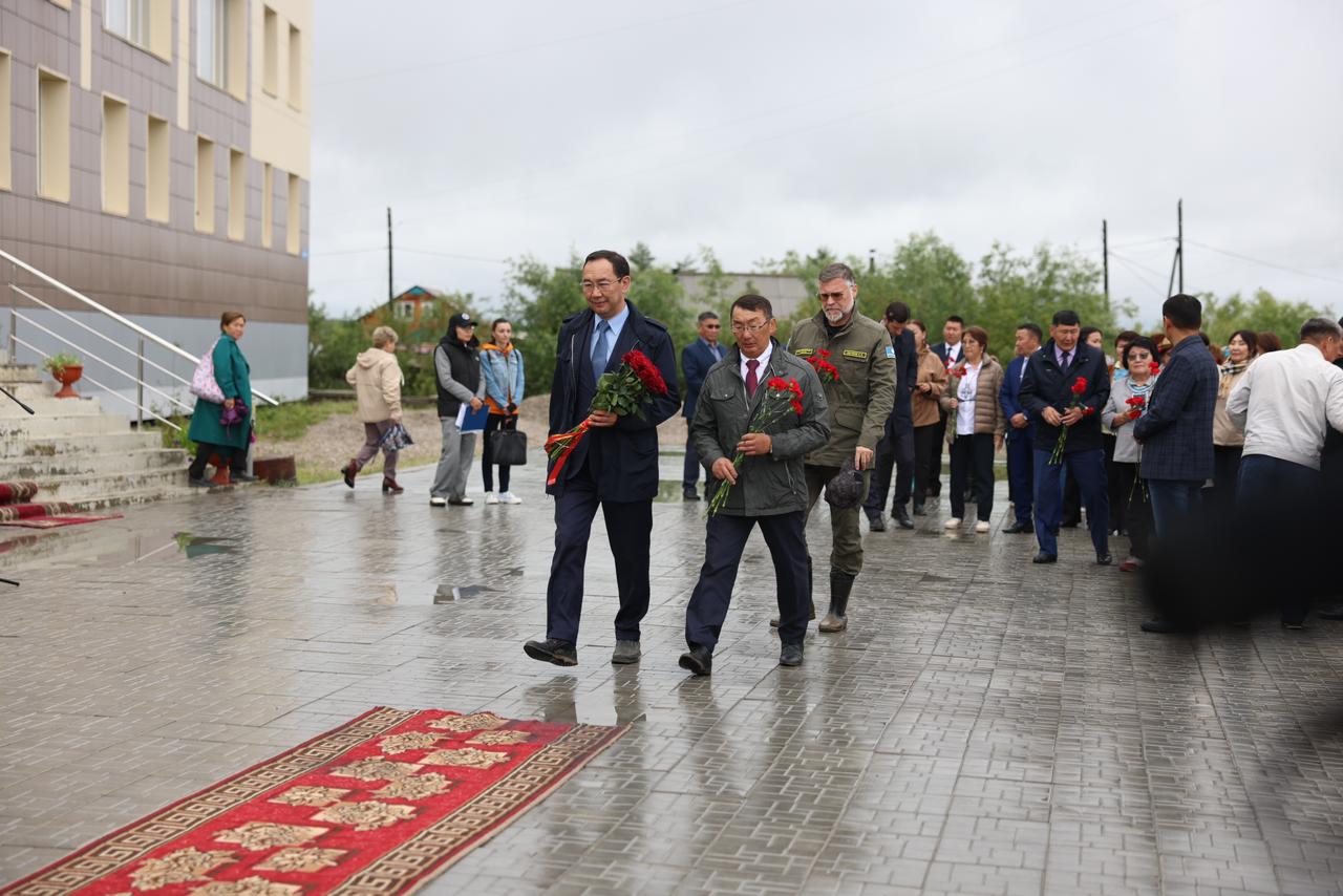 Возложение цветов к памятнику Николаю Шемякову прошло в Жиганском районе Якутии