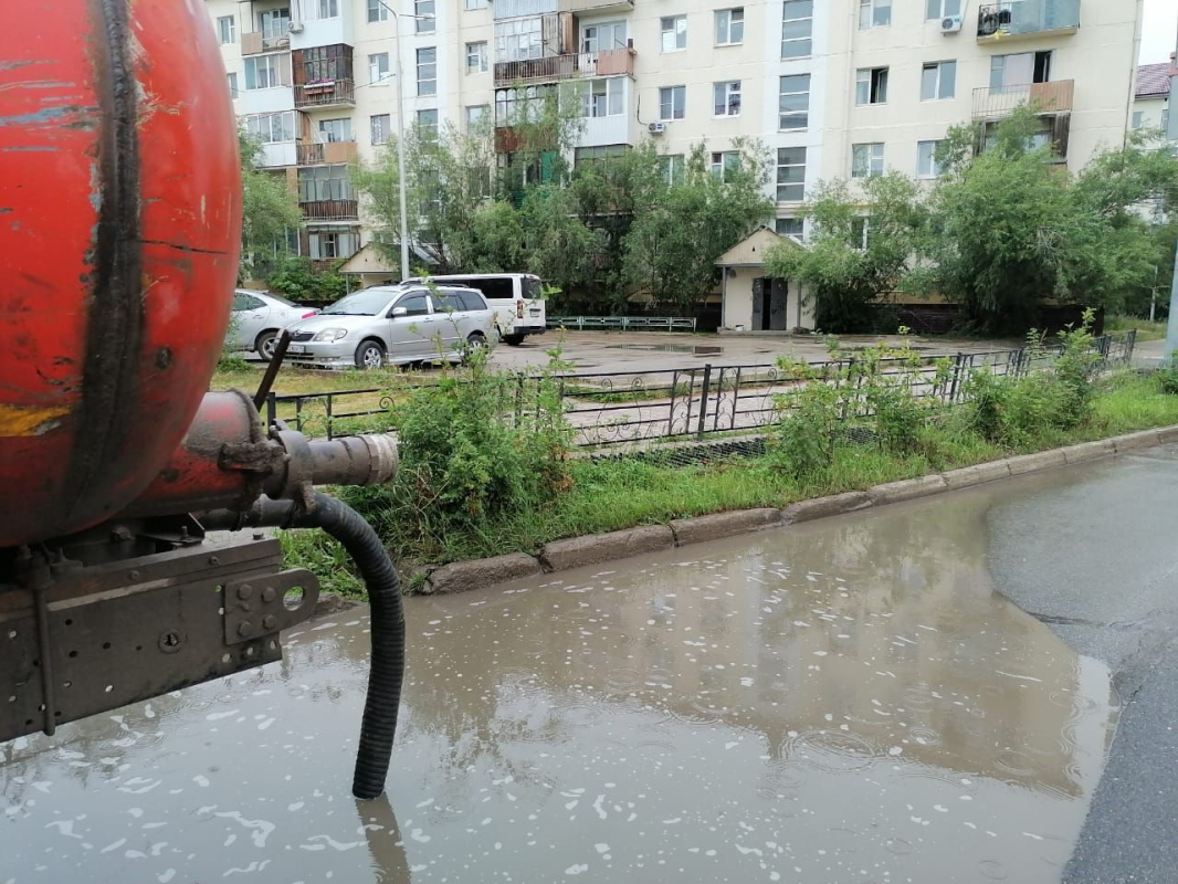 Откачка дождевой воды ведется в Якутске