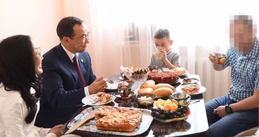 Глава Якутии посетил семью участника СВО в Алданском районе