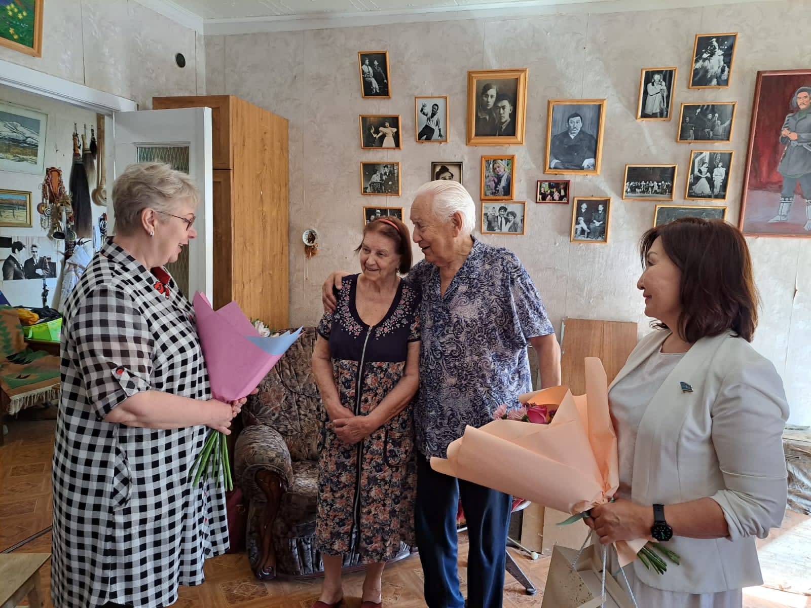 Семью Самсоновых, отметивших 66-летие совместной жизни, поздравили с Днем семьи, любви и верности