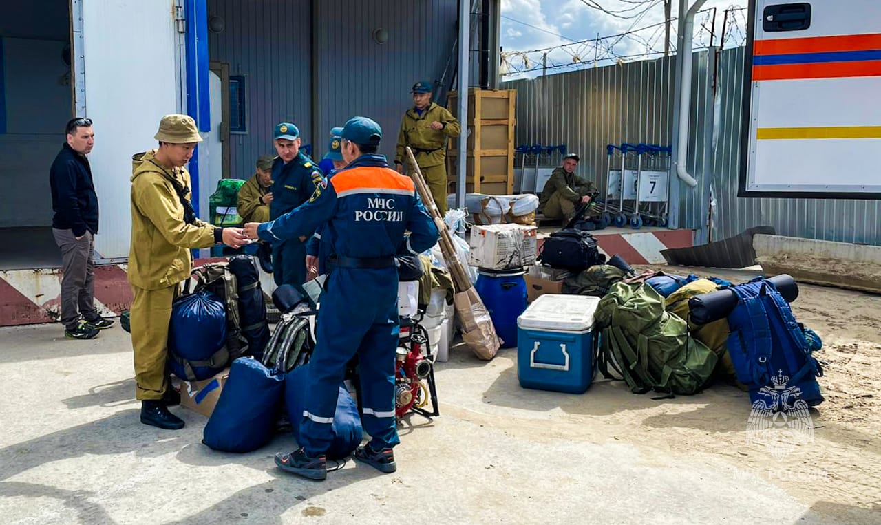 Пожарные МЧС России вылетели в Верхнеколымский район Якутии для защиты населенных пунктов