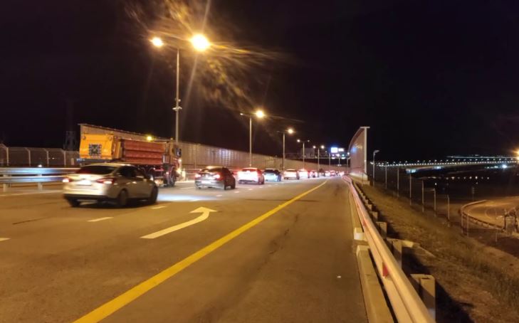 Движение автотранспорта по Крымскому мосту восстановили в реверсивном режиме