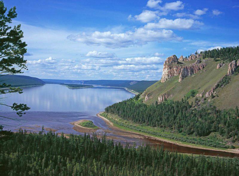 Разлив нефтепродуктов произошел на реке Лена в Якутии