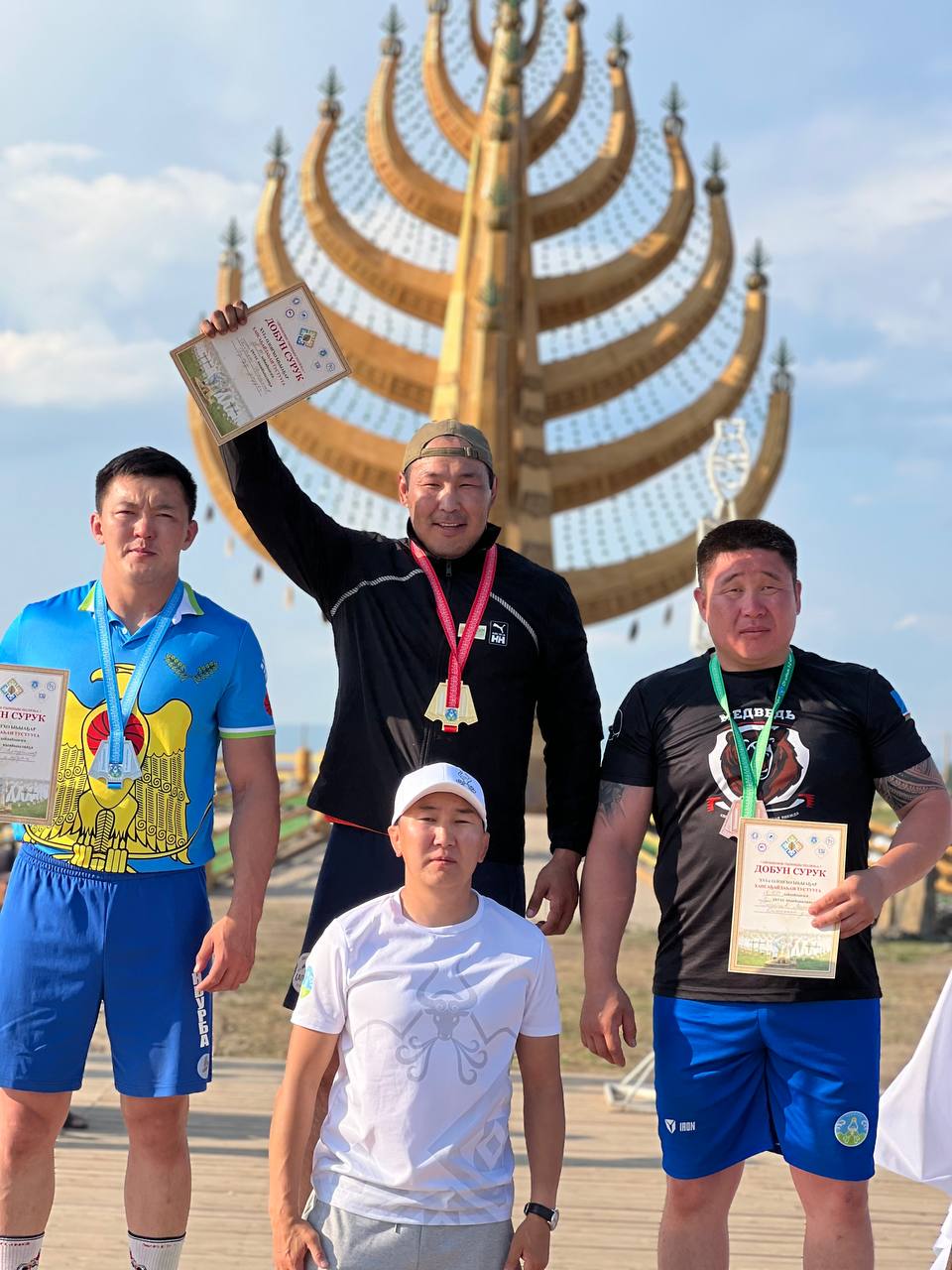 Победителей соревнований по борьбе хапсагай и мас-рестлингу определили на Ысыахе Олонхо