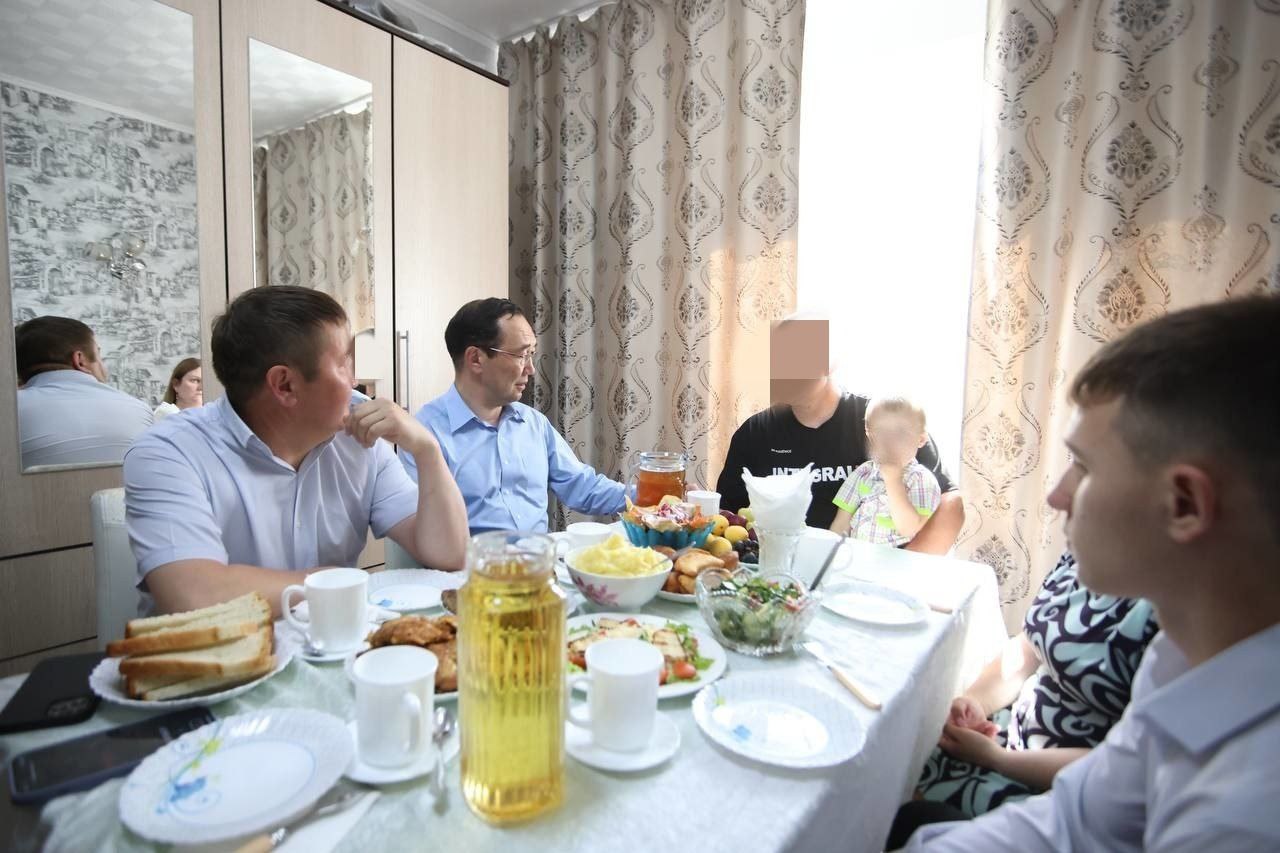 Глава Якутии встретился с участником СВО в Томпонском районе