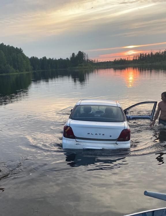 Пьяный водитель иномарки съехал в озеро и утонул в Ленском районе Якутии