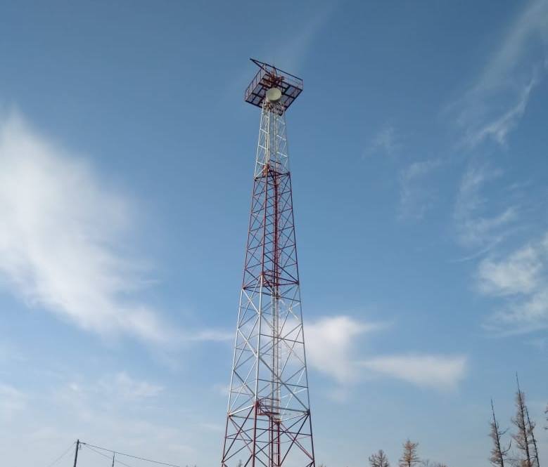 Восстановительные работы ведут на поврежденной из-за ветра станции МТС в Сангаре в Якутии