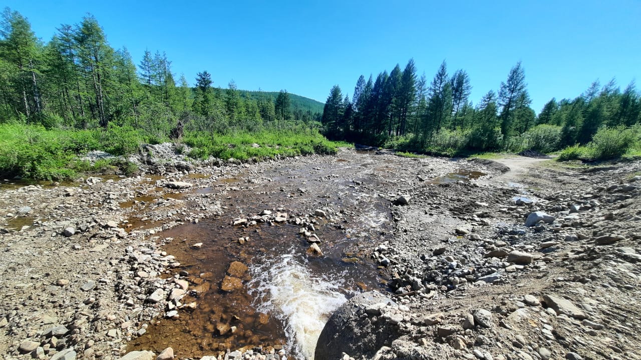 Экологи провели отбор воды из ручья Волховский в Нерюнгринском районе Якутии
