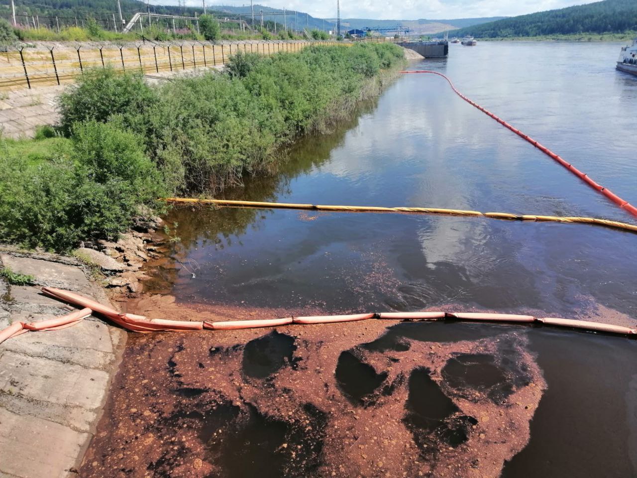 Разлив нефтепродуктов произошел в Усть-Куте Иркутской области на реке Лене