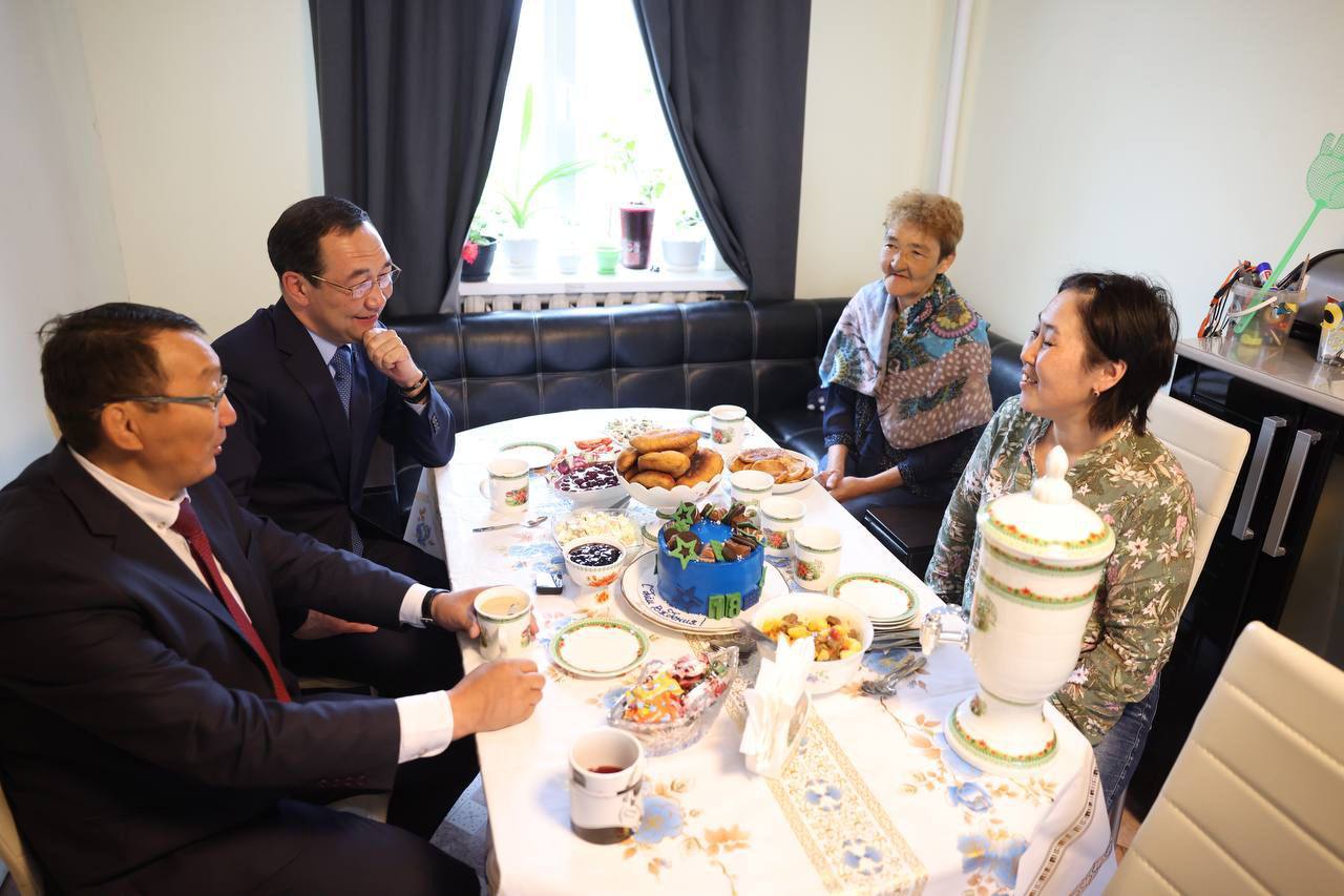Глава Якутии навестил семью участника СВО в Жиганском районе