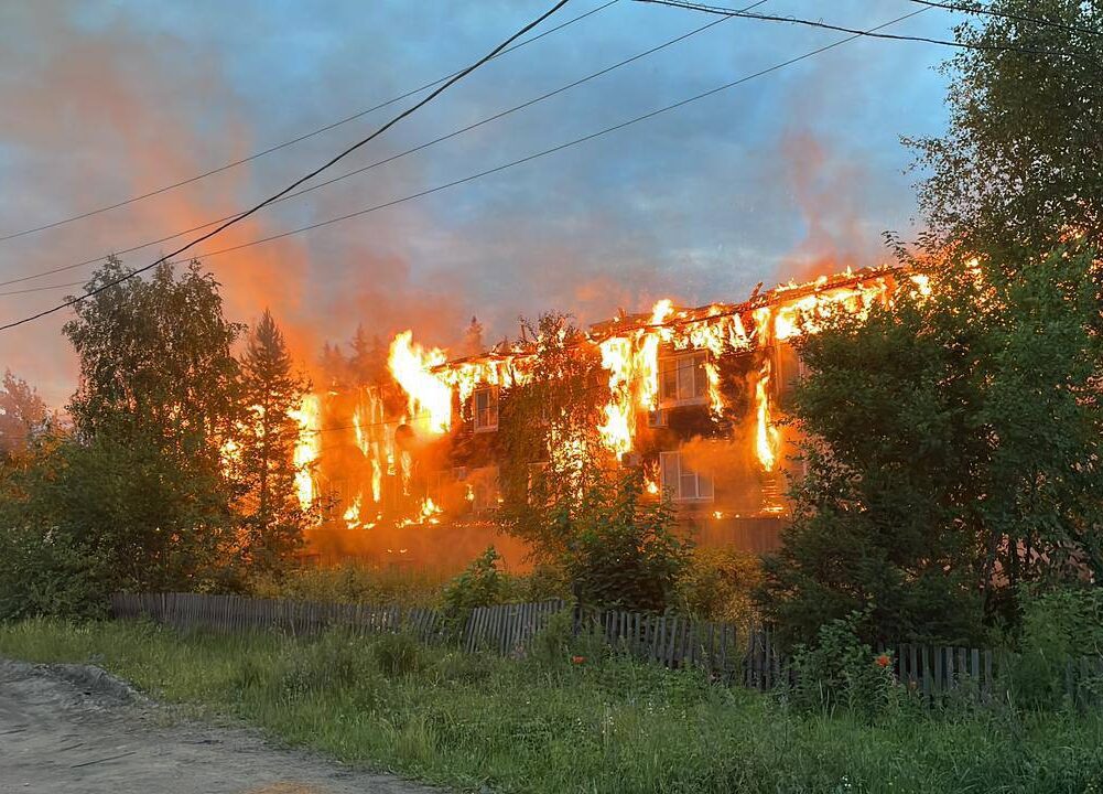 Пострадавшим от пожара в 16-квартирном доме в Олекминске направят 940 тысяч рублей